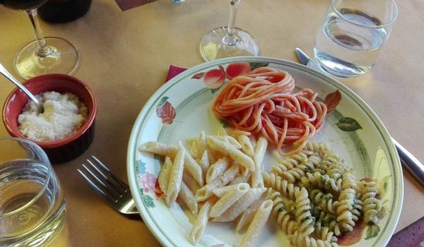 Verschiedene Sorten Pasta auf einem Teller Verschiedene Sorten Pasta auf einem Teller