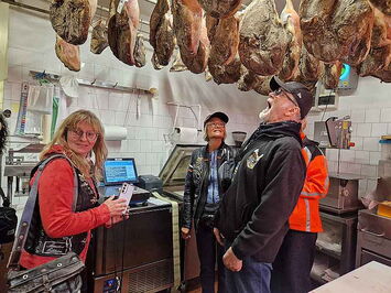 Luftgetrockneter Schinken ist eine Spezialität der Toskana