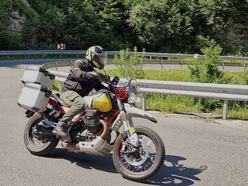 Motorrad auf Kurvenstraße in der Toskana