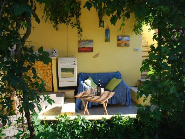 Ferienwohnung mit Sitzbereich mit Außenküche