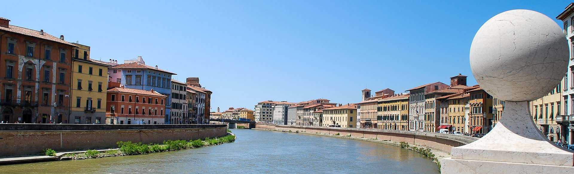 Der Fluss Arno durchfließt Pisa in einem Bogen